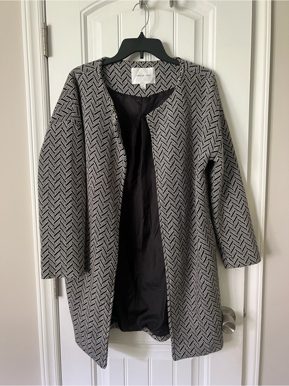 ★ **Amour Vert Black & White Chevron Open Front Long Jacket**